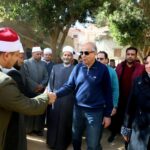 محافظ المنيا يفتتح المسجد الكبير بمركز مطاي ويستمع لمطالب المواطنين عقب أداء صلاة الجمعة