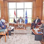 محافظ السويس يقود حملة مفاجئة على الأسواق والمطاعم ويضبط لحوما فاسدة وسلعا منتهية الصلاحية